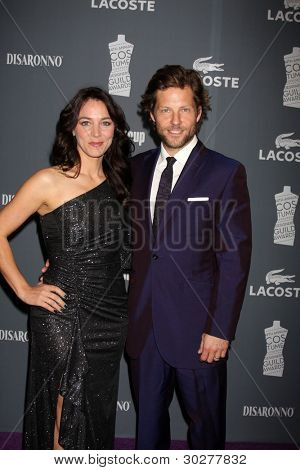 LOS ANGELES - FEB 21: Jamie Bamber dorazí na 14 roční kostýmní návrháři Guild Awards na