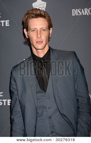 LOS ANGELES - FEB 21: Gabriel Mann dorazí na 14 roční kostýmní návrháři Guild Awards na