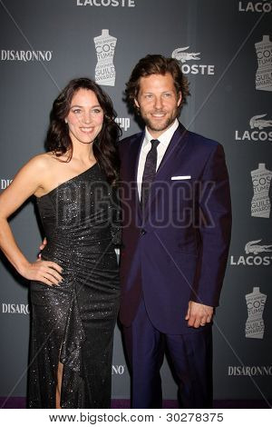 LOS ANGELES - FEB 21: Jamie Bamber dorazí na 14 roční kostýmní návrháři Guild Awards na