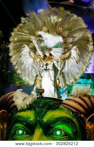 Gualeguaychu, Argentina - March 6 2011: Samba Dancers Appearing In The Carnival Parade One Of The Mo