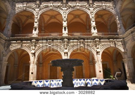 Muzeum umění Agustin fontána oranžové oblouky Queretaro Mexiko