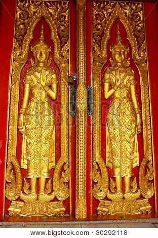 Detail chrámovým dveře chiangmai, Thajsko.