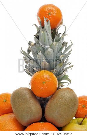 파인애플, 키 위, 오렌지 같은 과일의 더미의 근접 촬영