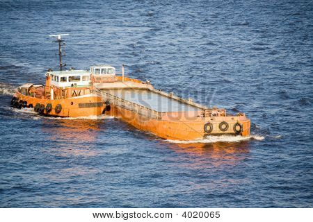 Kahn und Schlepper am river