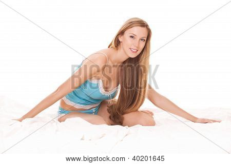 Kvinde sidder på sengen