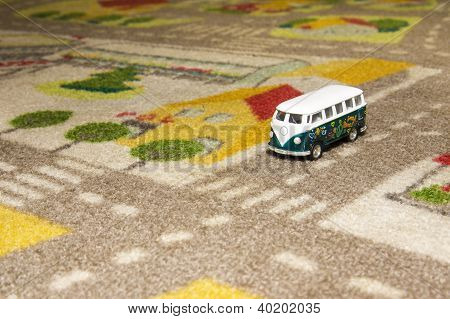 Spielzeugauto (Bus) auf Teppich