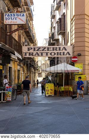 Palermo, Italy, June 27, 2019: Tourists And Citizens Stroll In The Historic Center Of Palermo, In Vi