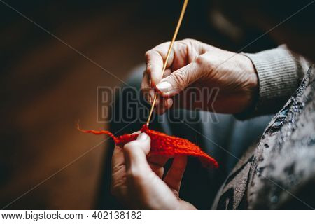 Old Woman Knits Scarf Rot Garn, Top View