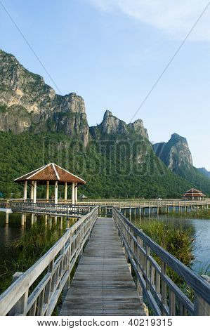 Træ bro i lotus lake i khao sam roi yod national park, thailand