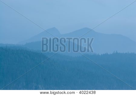 Blå bjerglandskab