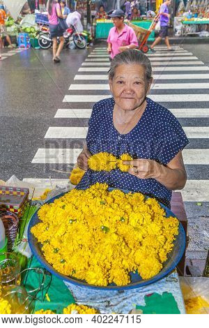 Bangkok, Thailand - May 12, 2009: Unidentified Woman Sells Flowers At The Flower Market Pak Klong Th