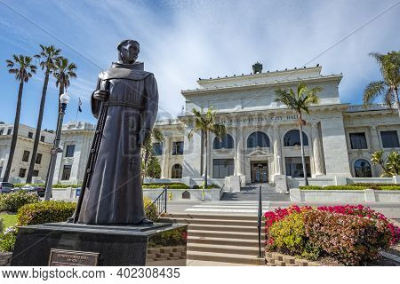 Ventura, Usa - April 24, 2019: Ventura City Hall Building With Father Junipero Serra Statue In Front