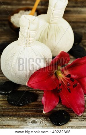 신선한 꽃, 나무 표면에 소금과 허브 마사지 볼