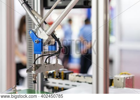 High Technology And Precision Robot Arm And Automatic Vacuum Or Suction Cup For Pick & Place Or Tran