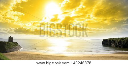 Panorama krásné žluté slunce nad Ballybunion Beach