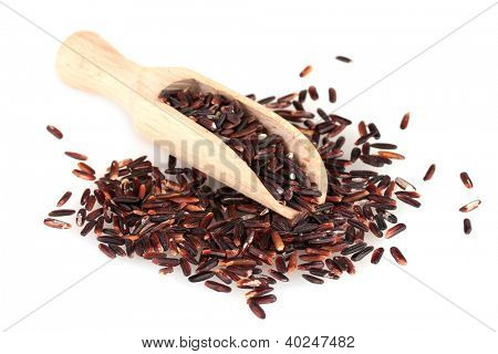 arroz preto com colher de madeira isolado no fundo branco