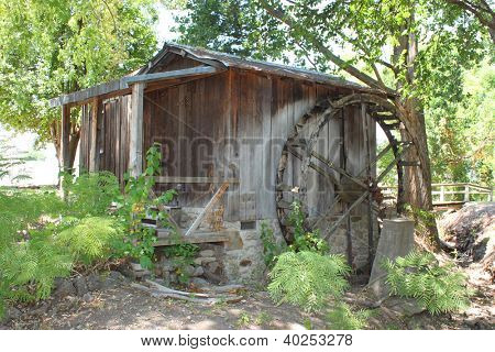 Waterwheel เก่ามากและโรงสี