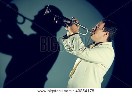 Retrato de um músico tocando a trombeta no estúdio.