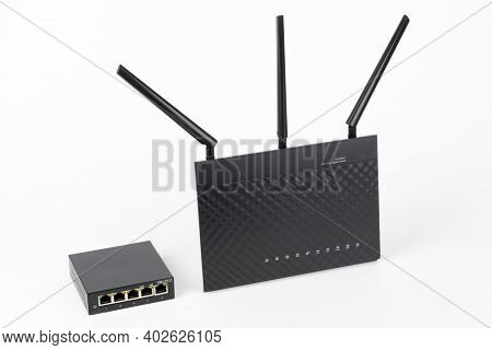 5-port Gigabit Desktop Switch And Dual-band Gigabit Wi-fi Router. Components To Create A Fast Comput