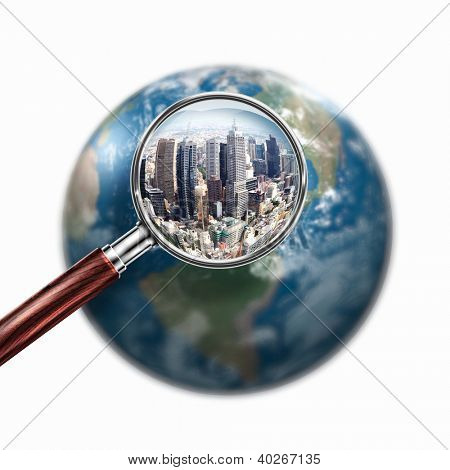 Planeta mini conceptual con rascacielos en él con una lupa. Elementos de esta imagen son f