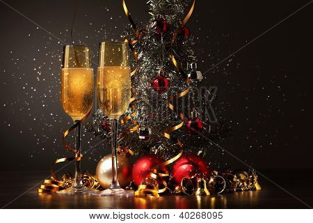 Due bicchieri di champagne pronte a portare nel nuovo anno