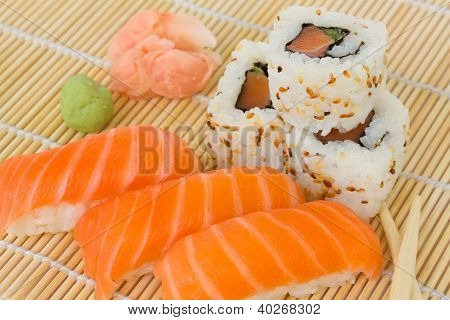 piatto di sushi e involtini Japaneese