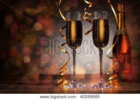 Due bicchieri di champagne pronte a portare nel nuovo anno