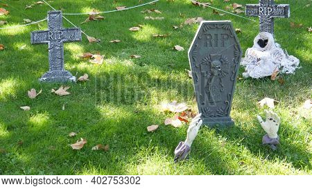 Los Angeles, California, Usa - 29 Oct 2019: Scary Festival Decorations Of A House, Happy Halloween H