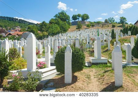 SARAJEVO, Bosna - 12. srpna 2012: Muslimský hřbitov pod modrou oblohu v Sarajevu na 12 srpnu 2012 jsem