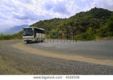 Autobus em serpentina Road nas montanhas