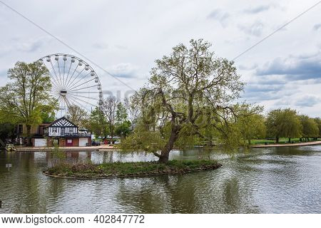 Stratford Upon Avon, Uk - April 30, 2018: Stratford Big Wheel, A Ferris Wheel On The Shore Of Avon R