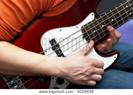 Jouer le gros plan guitare