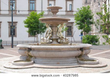 Piermarini springvand, Milan