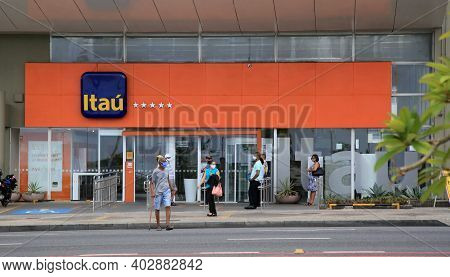 Salvador, Bahia, Brazil - January 11, 2021: People Are Seen At The Banco Itau Branch In The Pituba N