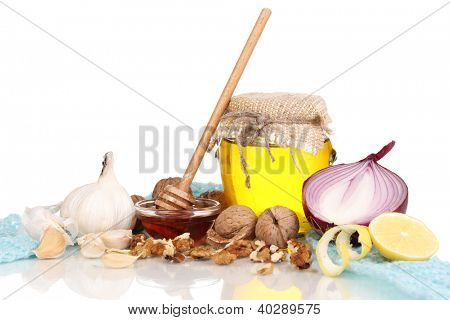 Gesunde Zutaten für die Stärkung der Immunität auf warmen Schal, isolated on white