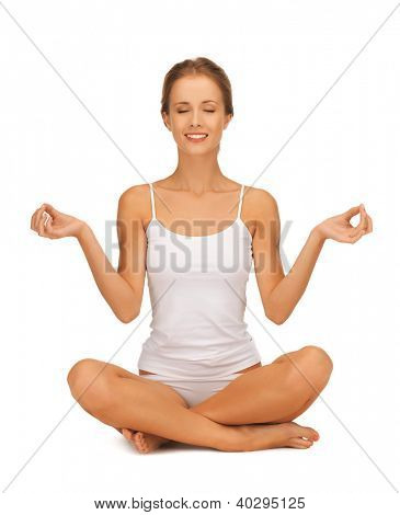 sportliche Frau in Baumwolle Undrewear üben Yoga Lotus darstellen