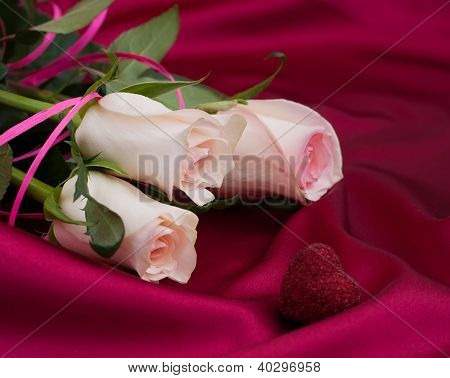 Roses sur fond Satin