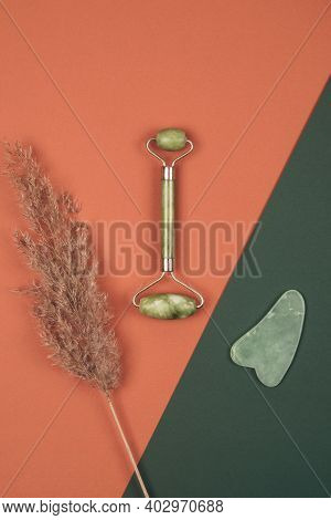 Green Face Jade Roller And Gua Sha Massager Made From Natural Nephritis Stone With Pampas Dry Grass 