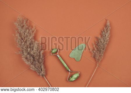 Green Face Jade Roller And Gua Sha Massager Made From Natural Nephritis Stone With Pampas Dry Grass 