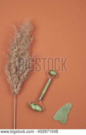 Green Face Jade Roller And Gua Sha Massager Made From Natural Nephritis Stone With Pampas Dry Grass 