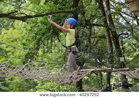 Ragazza nel Parkour corda