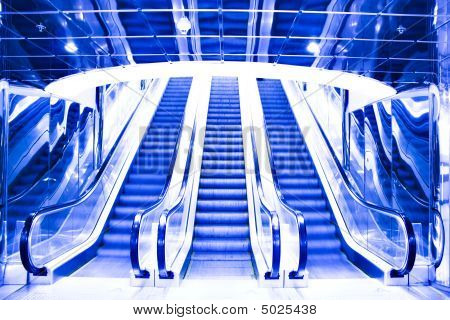 Mover la escalera mecánica en el centro de la oficina moderna