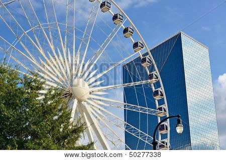 ATLANTA - augusztus 25.: A belváros és a Skyview Ferris Wheel 2013. augusztus 25., Atlanta, GA. Az újonnan ere