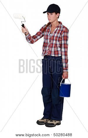Tradeswoman zangado, segurando um rolo de pintura