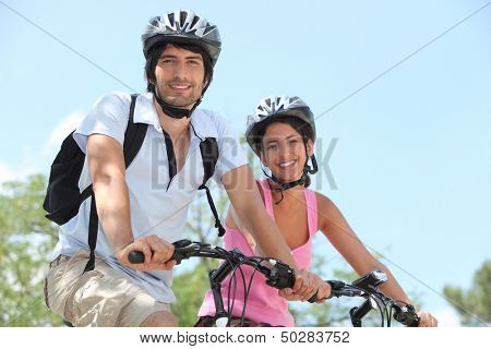 Pár na cyklistická přilba