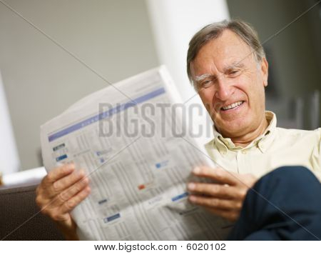 Senior mand læsning Stock programoversigter