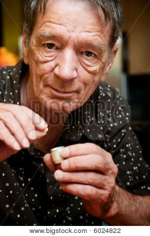 Mann mit kleinen Pille und Fall