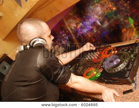 DJ в клубе