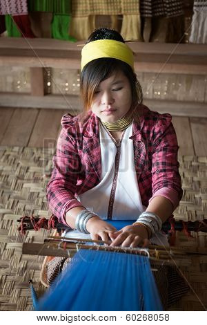Long-necked Kayan Lahwi Woman Weave On Traditional Device