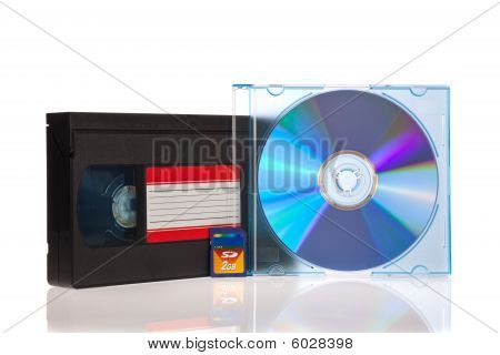 Vieille vidéo Cassette audio avec un DVD et Flash Memory Card isolé sur fond blanc